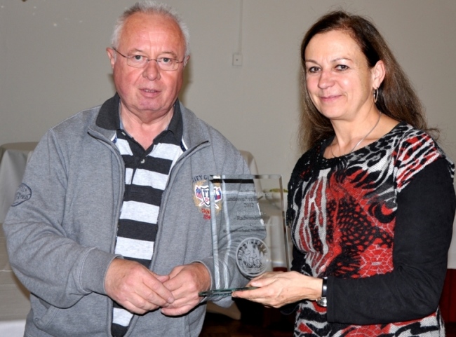 Günter Weinert übergibt den Pokal an Inge Holzigel